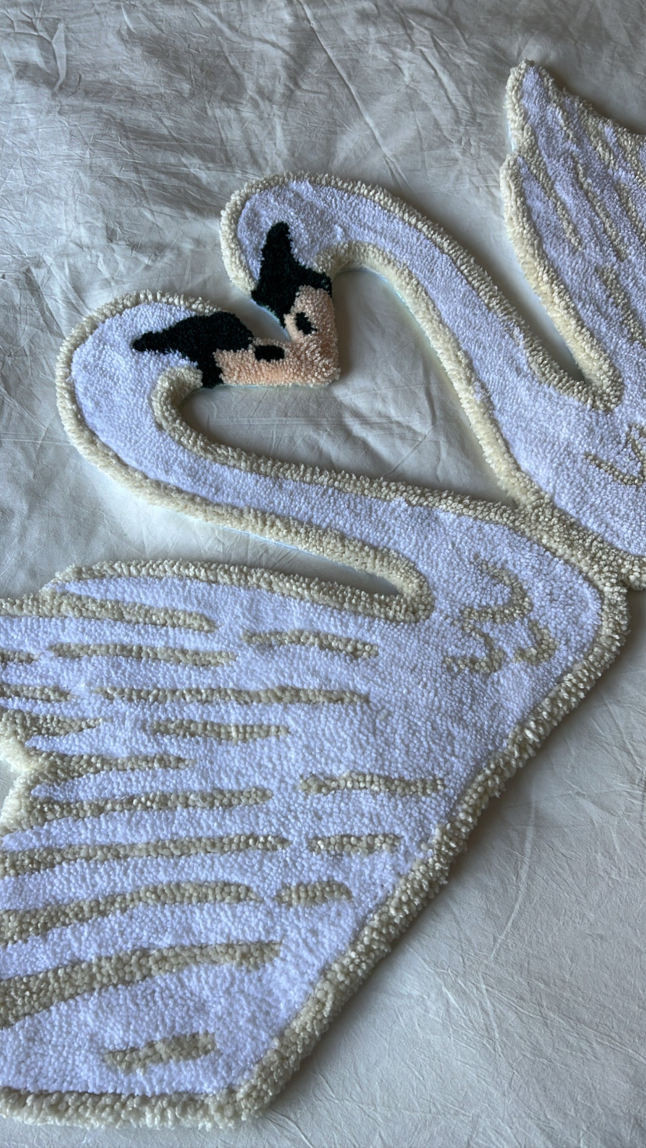 Kissing swans tufted rug