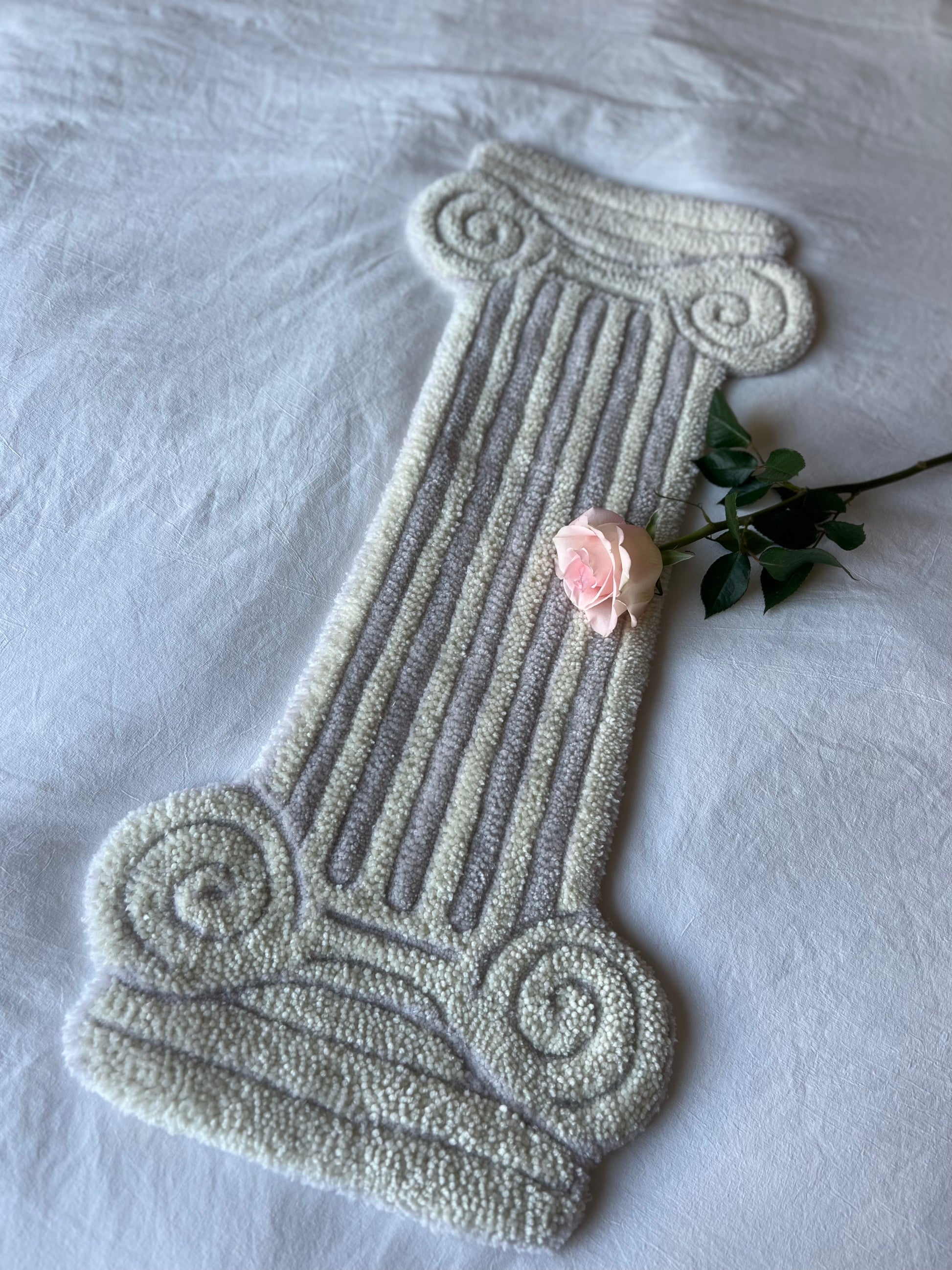 Roman pillar tufted rug – Mercury Retroshade